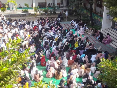 Peringatan isra mijraj di SMP Negeri 1 Semarang