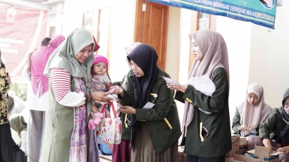 Tim KKN Unisnu Jepara XVI bersama Bidan Desa Sidigede Lakukan Pin Polio 2