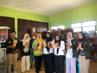Kolaborasi Tim KKN-P 12 Umsida dan UMKM Sukoreno Sulap Kerupuk Puli Jadi Produk Kekinian
