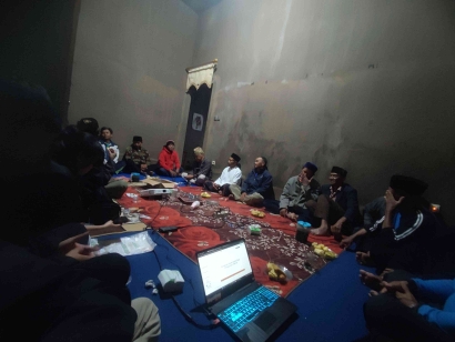 Edukasi Meningkatkan Kesadaran Digital Masyarakat dan Mengenalkan Lapak Desa Digital Desa Pendem oleh Mahasiswa PMM Universitas Muhammadiyah Malang