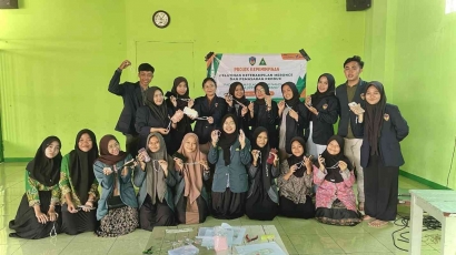 Mahasiswa PPG Prajabatan UPGRIS Beri Pelatihan Keterampilan Meronce dan Pemasaran Produk Pada IPPNU Kota Semarang