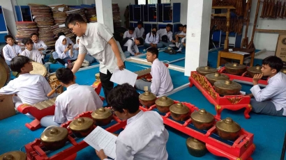 Siswa Kelas X SMAN 12 Tangerang Selatan Giat Latihan P5 Aksi dengan Kearifan Budaya Lokal