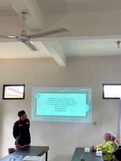 Mahasiswa Universitas Muhammadiyah Malang Melakukan Penyuluhan Mengenai Pembangunan Rumah Sederhana di Desa Pandanrejo, Bumiaji, Kota Batu