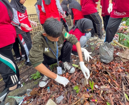 Mahasiswa KKN-P Kelompok 36 UMSIDA dan Siswa SDN Tamiajeng Bersatu Bersihkan Lingkungan Sekolah