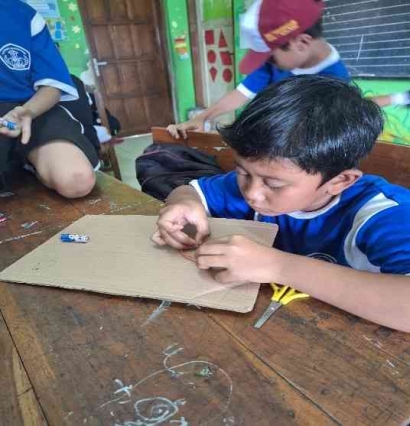 Membangun Pemahaman Energi dan Teknologi Kelas 3 SD oleh Mahasiswa PMM Universitas Muhammadiyah Malang: Praktek Membuat Rangkaian Seri dan Paralel
