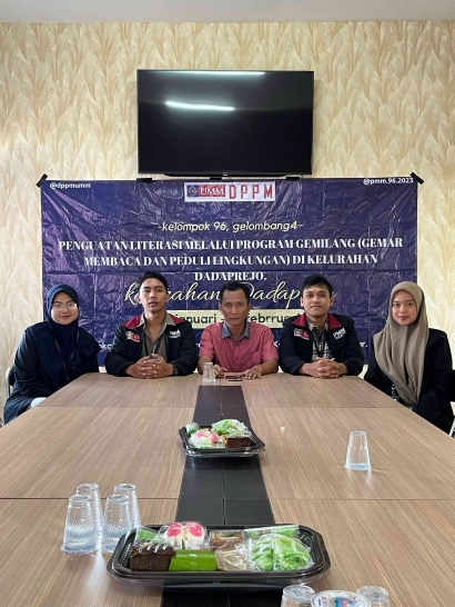 Kelompok PMM 96 Melaksanakan Kegiatan Peduli Lingkungan dan Pembuatan Media Tanam Hidroponik dari Botol Bekas Bersama PIKR Kelurahan Dadaprejo.