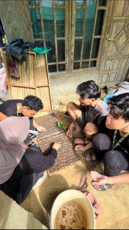 Kegiatan Bersama KWT Dusun Tegiri 2: Pembuatan Media Tanaman di Polybag Serta Pembibitan