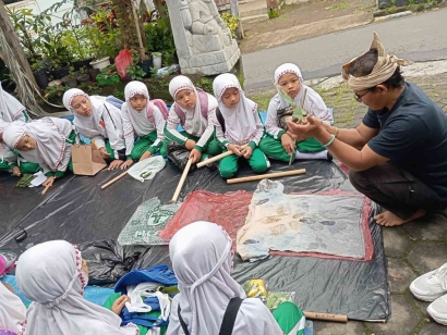 Serunya Belajar Seni Batik Eco Print di Galeri Red Soga bersama Kelas Tiga SD Plus Al Irsyad