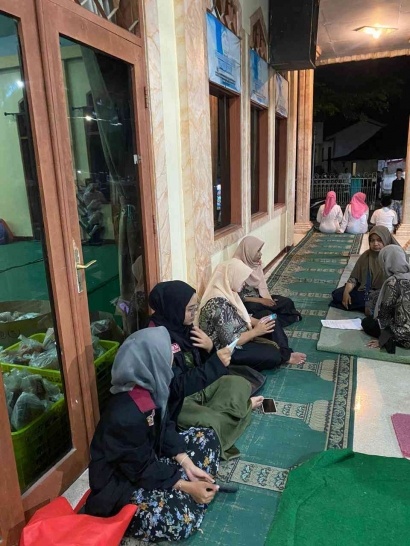 Mahasiswa PMM Bhaktiku Negeri UMM Kelompok 100 Gelombang 7 Laksanakan Kegiatan Isra Mi'raj bersama Warga Desa Tulungejo