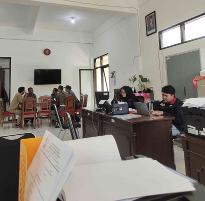 Mahasiswa PMM Kelompok 28 Gelombang 6 UMM, Belajar Dan Implementasi Administrasi Masyarakat di Kelurahan Purwantoro, Blimbing, Kota Malang