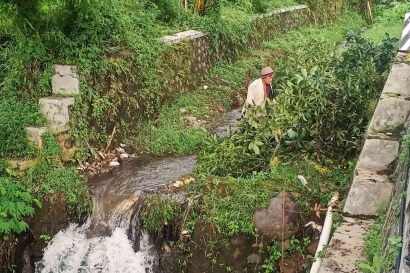 Tak Rela Sungai Tercemar, Tiap Pagi Teten Punguti Sampah