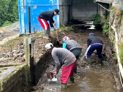 PMM UMM Gotong Royong Bersama Warga Membersihkan Sampah di Sungai dan Membantu UMKM di Desa Ngabab