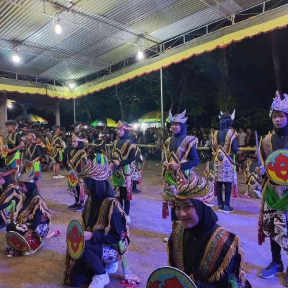 Kolaborasi KKN UAD dan Padukuhan Padaan Kulon : Pentas Seni Ndolalak Munggang Sajikan Acara Perpisahan yang Meriah