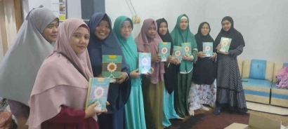 Tebar Al Quran: Apresiasi Ibu-Ibu Pengajian Al Husna Nunu kepada Donatur