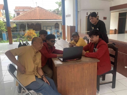 PMM UMM Melakukan Sosialisasi Mengenai Web Pembayaran Iuran dan Web Wisata Kepada Pihak Instansi Desa Karangkates
