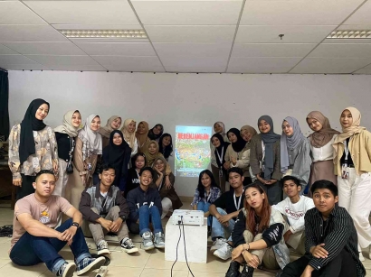 Menonton Film Dokumenter Bebenjangan bersama Sutradara dan Mahasiswa PMM 4 UPI Bandung