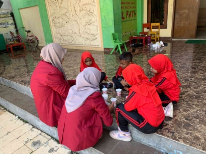 Mahasiswa PMM Kelompok 70 Universitas Muhammadiyah Malang: Inisiatif Penanaman Biji Kacang Hijau di TK Al Fath Untuk Lingkungan Lebih Hijau