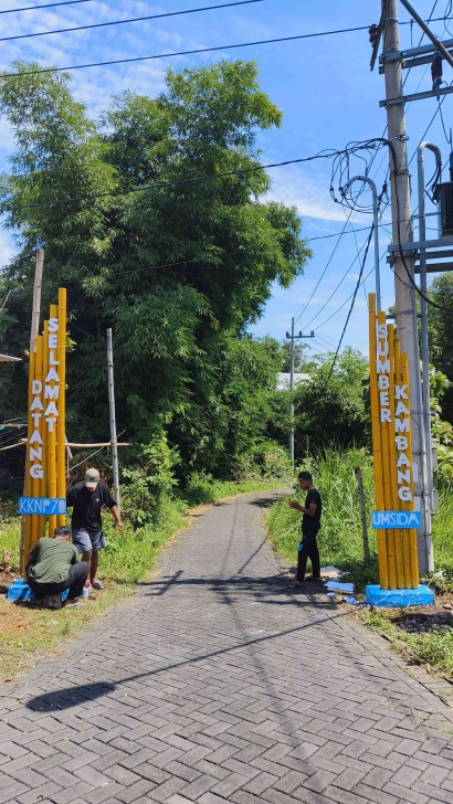 KKN-P Kel 70 Membuat Gapura Serta Pemasangan Banner Pada Wisata Sumber Kambang di Desa Sumbersuko, Purwosari