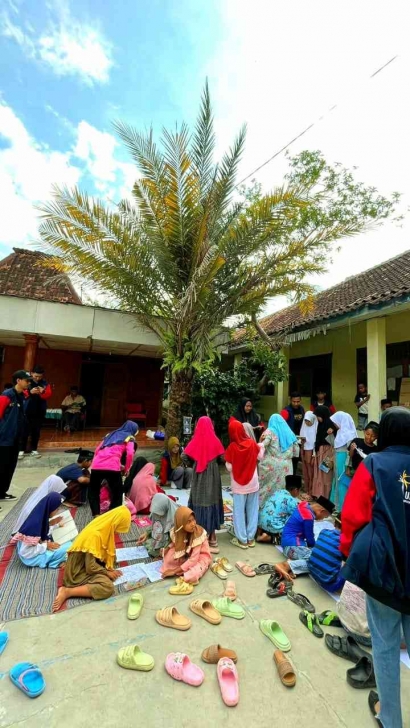 Meningkatkan Minat Baca di Desa Pranten, Mahasiswa KKN UPGRIS Membuat Perpustakaan Jalanan (Perjal)