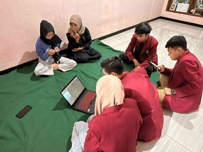 Sosialisasi Bot Telegram oleh Mahasiswa PMM Kelompok 39: Mempermudah Masyarakat Desa dalam Memberikan Saran untuk Kemajuan Desa Doroampel