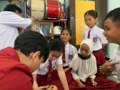 Upaya Pengembangan Kreativitas Diri Dalam Lingkungan Sekolah SLB B & C Putera Asih Kediri Oleh Kelompok Mahasiswa PMM Bhakti Negeri Kelompok 93