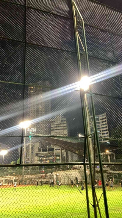 Tempat Bengong di Jakarta yang Ambience-nya Tenang? Ini Dia Softball GBK