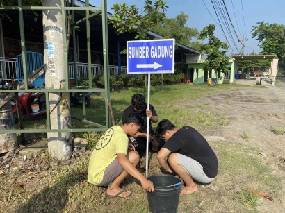 Mahasiswa KKN-P Umsida Melakukan Kegiatan Pengecatan dan Pemasangan Plakat Petunjuk Arah Sumber Gadung di Dusun Wates Negoro