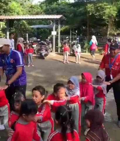 MAHASISWA KKN UPGRIS Kelompok 58 Mengenalkan Permainan Tradisional Sebagai Upaya Pencegahan Siswa TK di Desa Cepoko Kecanduan Bermain Gadget