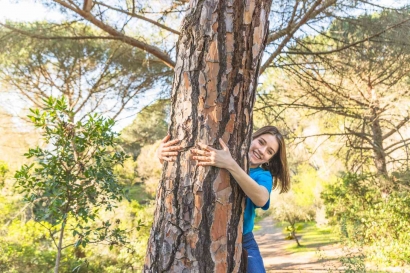 Studi: Memeluk Pohon dapat Mengurangi Stres, Kok Bisa?