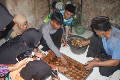 Mahasiswa KPM Kelompok 1 Desa Cihanjawar Mendukung Ekonomi Lokal Penghasil Gula Aren di Kampung Sukajaga