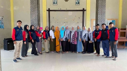 Sosialisasi Penanggulangan Demam Berdarah Dengue (DBD) di Teluk Awur oleh Mahasiswa KKN Universitas PGRI Semarang