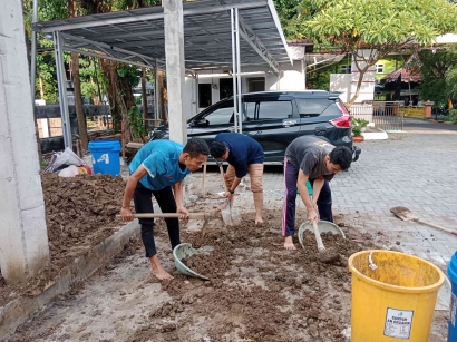 Mahasiswa KKN Karang Tempel Mewujudkan Program Urban Farming dan Bank Sampah