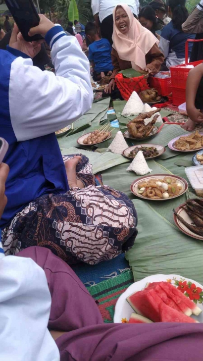 Lestarikan Tradisi, Mahasiswa PBSI UHAMAKA Berpartisipasi Dalam Tradisi Nyadran