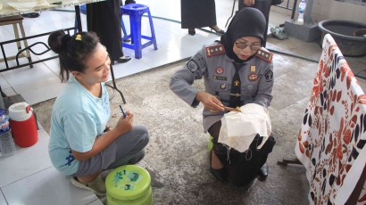 Warga Binaan Pemasyarakatan LPP Semarang Jadi Pelatih Membatik Tamu Lapas