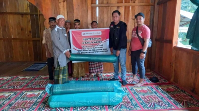Rumah Saji Nusantara Serahkan Bantuan 6 Bal Karpet di Masjid al A'raf Pedalaman Soda