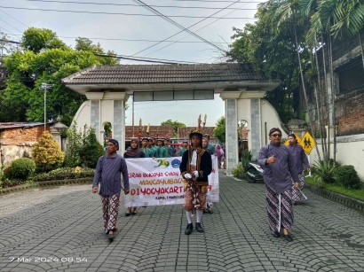 Semarak Kirab Budaya SMA N 7 Yogyakarta dalam Memperingat HUT Yogyakarta Berlangsung Meriah