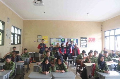 Mahasiswa KKN UPGRIS Kelompok 97 Membangun Kesadaran Aman dan Bertanggung Jawab dalam Penggunaan AI di SMP Negeri 5 Salatiga