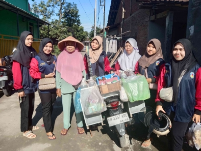 Mahasiswa KKN Kelompok 24 Universitas PGRI Semarang Mendorong Pemasaran Produk UMKM Jamu Tradisional  di Desa Batursari