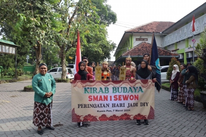 Semarak Kirab Budaya SMA N 1 Sewon dalam Rangka Memperingati HUT Yogyakarta Berlangsung Meriah