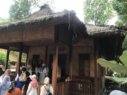 Mempertahankan Tradisi: Kunjungan ke Kampung Adat Cireundeu