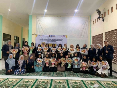 Mahasiswa PPG Prajabatan UPGRIS Bersama Rotary Semarang Lawang Sewu Ajak Santri Asshodiqiyah Manfaatkan Sampah Jadi Buket Hadiah Cantik