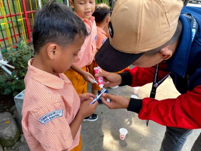 Kelompok 32 KKN UPGRIS Lakukan Kegiatan Sosialisasi Cara Menyikat Gigi Bersama Anak-anak TK Bhakti Pertiwi 1