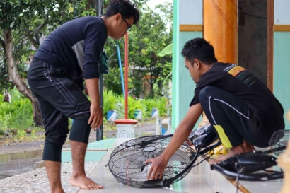 Satukan Langkah Dalam Persiapan Ramadhan: Mahasiswa UNIDA Gontor dan Warga Dusun Walikukun Gotong Royong Bersihkan Masjid