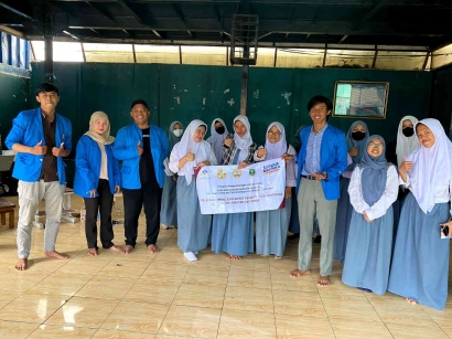 Pengabdian kepada Masyarakat (PKM), "Pelatihan Penulisan Surat Resmi Bahasa Indonesia di Sekolah Master Indonesia"