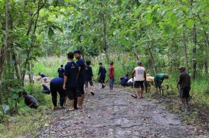 Bersatu untuk Kemajuan Kkn Kelompok 32 Mahasiswa Universitas Darussalam Gontor  Mengikuti Gotong-Royong Bersama Desa Nglurup