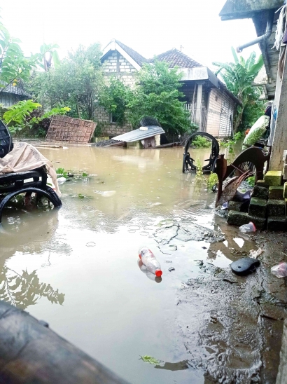 Banjir Melanda di Beberapa Desa Kabupaten Bojonegoro, Banjir yang Meluap Membuat Beberapa Rumah di Kabupaten Bojonegoro Terendam Banjir