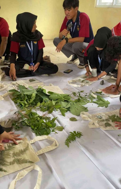 Totebag Ramah Lingkungan: Mengedukasi Melalui Eco Printing Bersama Ibu Kader Oleh Mahasiswa KKN UPGRIS di Desa Wirogomo