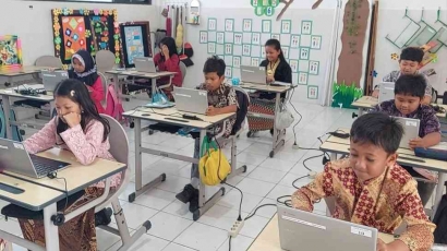 Mahasiswa IT UMM Membawa Inovasi: Ajak Anak SD Belajar Menggunakan Chromebook