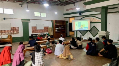 Menciptakan Suasana Mengaji yang Seru, Mahasiswa KKN UPGRIS Mengajar Memanfaatkan Media Digital