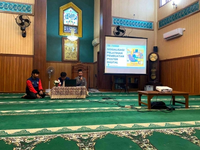 Kegiatan Pelatihan Pembuatan Poster Digital Bersama Jamaah Masjid Al-Muhajirin oleh Tim KKN UPGRIS Kelompok 32 Palebon